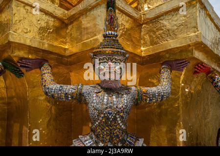 Bangkok, Thailandia - 29 marzo 2022: Primo piano il volto del demone o gigante che porta lo stupa d'oro sul retro nel Tempio del Buddha di Smeraldo Foto Stock