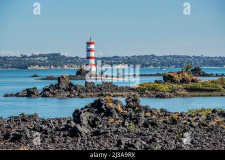 Faro sull'isola di Rangitoto, un'isola vulcanica nel Golfo di Hauraki vicino Auckland, Nuova Zelanda. Foto Stock