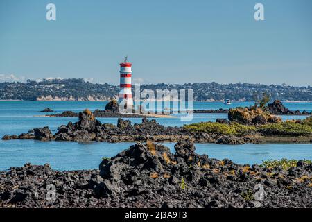 Faro sull'isola di Rangitoto, un'isola vulcanica nel Golfo di Hauraki vicino Auckland, Nuova Zelanda. Foto Stock