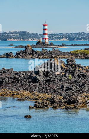 Faro sull'isola di Rangitoto, un'isola vulcanica nel Golfo di Hauraki vicino Auckland, Nuova Zelanda. Foto Stock