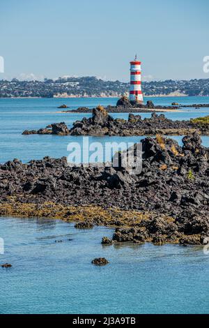 Faro sull'isola di Rangitoto, un'isola vulcanica nel Golfo di Hauraki vicino Auckland, Nuova Zelanda. Foto Stock