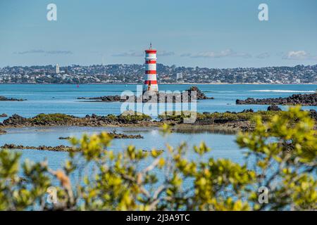 Faro sull'isola di Rangitoto, un'isola vulcanica nel Golfo di Hauraki vicino Auckland, Nuova Zelanda. Foto Stock