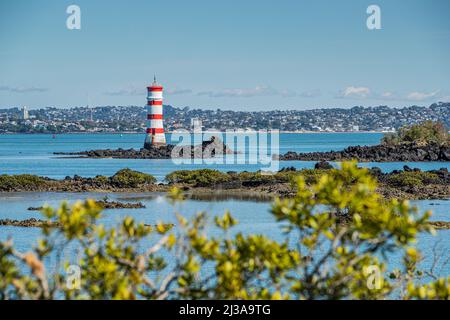 Faro sull'isola di Rangitoto, un'isola vulcanica nel Golfo di Hauraki vicino Auckland, Nuova Zelanda. Foto Stock