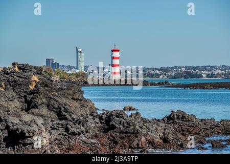 Faro sull'isola di Rangitoto, un'isola vulcanica nel Golfo di Hauraki vicino Auckland, Nuova Zelanda. Foto Stock