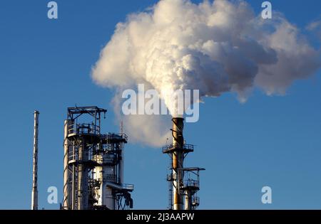 Raffineria di petrolio a El Paso Texas (Socorro, parte di El Paso) TX USA Stati Uniti fare gas e mettere il vapore in aria pulita nube Foto Stock