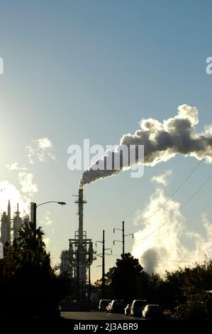Raffineria di petrolio a El Paso Texas (Socorro, parte di El Paso) TX USA Stati Uniti fare gas e mettere il vapore in aria pulita nube Foto Stock