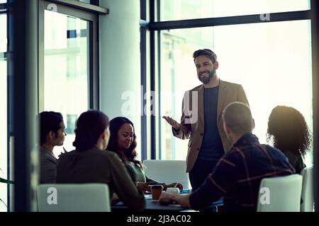 Abbiamo successo perché abbiamo il miglior team a bordo. Scatto di un uomo d'affari che dà una presentazione nella sala del consiglio. Foto Stock