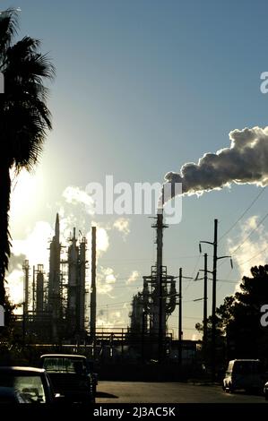Raffineria di petrolio a El Paso Texas (Socorro, parte di El Paso) TX USA Stati Uniti fare gas e mettere il vapore in aria pulita nube Foto Stock