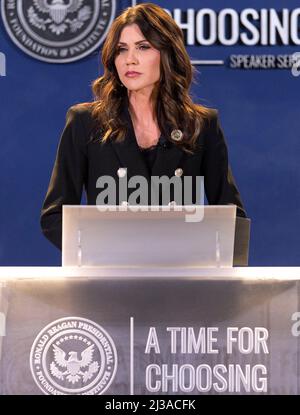 Simi Valley, California, USA. 06th Apr 2022. Il Governatore del South Dakota KRISTI NOEM parla alla Biblioteca Reagan nella sua serie di diffusori "A time for Choosing".(Credit Image: © Brian Cahn/ZUMA Press Wire) Foto Stock