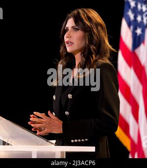 Simi Valley, California, USA. 06th Apr 2022. Il Governatore del South Dakota KRISTI NOEM parla alla Biblioteca Reagan nella sua serie di diffusori "A time for Choosing".(Credit Image: © Brian Cahn/ZUMA Press Wire) Foto Stock