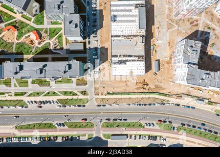 vista aerea dall'alto del nuovo quartiere residenziale con garage multipiano in costruzione Foto Stock