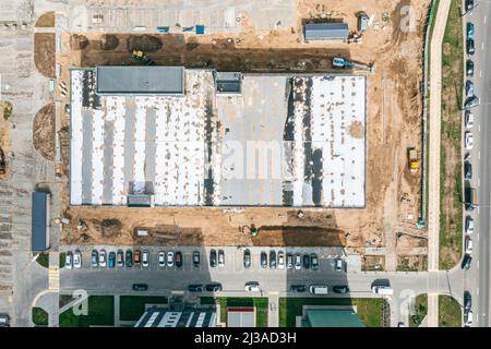 vista aerea dall'alto del nuovo garage in costruzione nella zona residenziale della città Foto Stock