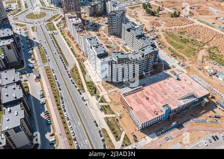 vista aerea panoramica della nuova zona residenziale in costruzione. sviluppo abitativo. fotografia con droni. Foto Stock