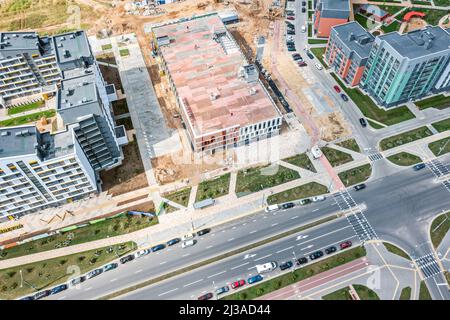 vista aerea del quartiere residenziale. nuovo garage multipiano in costruzione. Foto Stock