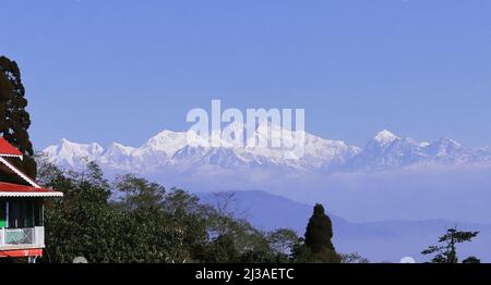 il monte più alto del mondo 3rd di kangchenjunga e himalaya innevato dal villaggio di montagna lepcha jagat vicino a darjeeling nel bengala occidentale, india Foto Stock