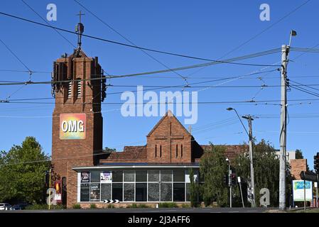 St Paul's Caulfield North, una chiesa anglicana conosciuta per il suo segno importante OMG, vista dalla fine di Glenferrie Rd, Malvern Foto Stock