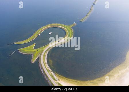 Veduta aerea di Tulpeiland a Wolderwijd al largo della costa di Zeewolde, penisola artificiale a forma di tulipano. Zeewolde, Flevoland, Paesi Bassi. Foto Stock