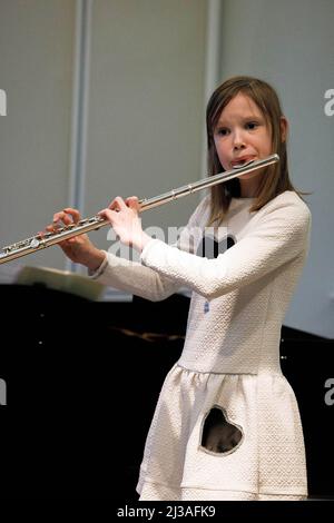 Berlino, Germania. 05th Apr 2022. Anastasia Solovieva dall'Ucraina suona il flauto in un concerto benefico presso la High School di musica Carl Philipp Emanuel Bach di Berlino per sostenere la Kruschelnitska Lyceum di Lviv, Ucraina. Undici bambini particolarmente dotati provenienti dall'Ucraina vanno a scuola al liceo di musica di Berlino e possono continuare la loro educazione lì. (A dpa-KORR 'la forza dei genitori': Ucraini imparare alle scuole superiori di musica tedesche') Credit: Carsten Koall/dpa/Alamy Live News Foto Stock