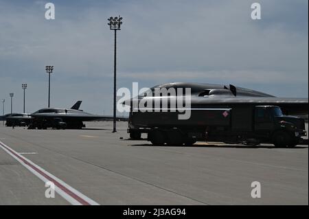 A B-2 Spirit Stealth Bombardiere, assegnato alla Whiteman Air Force base, Missouri, hot-pit Refugels durante l'esercizio Agile Tiger, 4 aprile 2022. Exercise Agile Tiger ci offre l'opportunità di praticare l'imprevedibilità operativa, garantendo al contempo ai nostri partner e alleati che siamo in grado di eseguire operazioni nucleari e sciopero globale in qualsiasi momento e ovunque. (Foto delle forze aeree degli Stati Uniti di Christina carter, Senior Airman) Foto Stock