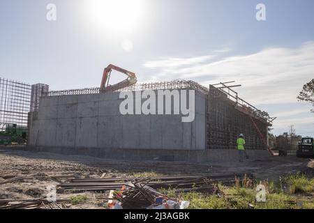Gli appaltatori del Dipartimento della Difesa degli Stati Uniti costruiscono una rivista d'artiglieria coperta dalla terra per i sistemi di razzo di artiglieria ad alta mobilità al punto di approvvigionamento di munizioni 2nd del gruppo di logistica marina su Camp Lejeune, Carolina del Nord, 5 aprile 2022. A seguito di un progetto di costruzione militare del Regiment marino del 10th, 2nd Supply Battalion, in coordinamento con l'ufficio di sicurezza esplosiva della base orientale degli impianti del corpo marino, Ha aumentato la capacità di stoccaggio delle munizioni dell'installazione per consentire al punto di rifornimento delle munizioni di Camp Lejeune di avere un supporto duraturo per le capacità di HIMARS in 2nd Marine Division e. Foto Stock