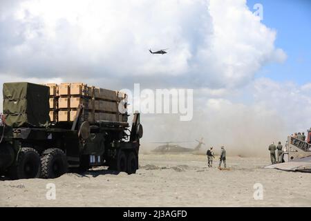 A US Army M901 Launching Station assegnato a 1st Battaglione, 1st Air Defense Artillery Regiment unità a terra da Landing Craft, Air Cushion 80 come le forze Filippine e gli Stati Uniti conducono gli inserimenti di elicottero durante Balikatan 22 a Aparri, Filippine, 28 marzo 2022. Balikatan è un esercizio annuale tra le forze armate delle Filippine e militari degli Stati Uniti progettato per rafforzare l'interoperabilità bilaterale, le capacità, la fiducia e la cooperazione costruita nel corso di decenni di esperienze condivise. Balikatan, Tagalog per “smaco a spalla”, è un esercizio bilaterale di lunga data tra le Filippine e la t Foto Stock