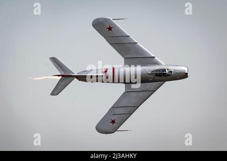 Randy Ball, un pilota di dimostrazione aerea per il MIG-17, esegue una dimostrazione aerea durante lo Shaw Air & Space Expo alla base dell'aeronautica di Shaw, Carolina del Sud, 2 aprile 2022. Lo Shaw Air & Space Expo ha visto la partecipazione di 12 atti aerei e 10 velivoli statici, oltre ad altre attrazioni ed esposizioni che hanno attirato oltre 55.000 ospiti. (STATI UNITI Air Force foto di Senior Airman Madeline Herzog) Foto Stock