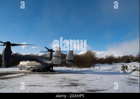 I membri delle forze di operazione speciali USA con la US Navy Special Warfare Task Unit Europe, conducono un addestramento DI infiltrazione/esfiltrazione DELLE RAPIDE con le motoslitte e la US Air Force CV-22B Ospreys assegnati alla 352d Special Operations Wing durante Exercise Cold Response 22, Norvegia, 7 marzo 2022. Exercise Cold Response 22 è un esercizio biennale di preparazione e difesa nazionale norvegese che si svolge in tutta la Norvegia, con la partecipazione di ciascuno dei suoi servizi militari, così come da 26 nazioni alleate e partner regionali dell'Organizzazione del Trattato Nord Atlantico. (STATI UNITI Air Force foto di staff Sgt. JE Foto Stock