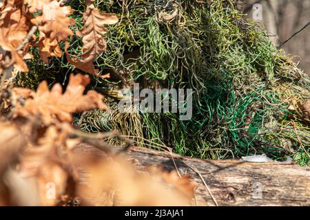 Un membro dell'unità di intervento speciale del Kosovo dimostra l'adattamento del terreno sotto i siti nascosti e gli stocchi in un ambiente boscoso durante un esercizio di formazione bilaterale con i membri del gruppo delle forze speciali 10th, 15 marzo 2022, a Pristina, Kosovo. L’esercizio rafforza le relazioni, aumenta l’interoperabilità e aumenta la capacità della nostra nazione partner di garantire la sicurezza nella regione balcanica. (STATI UNITI Foto dell'esercito di Sgt. Stanford Toran) Foto Stock