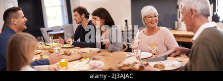 Gli amici e la famiglia sono i veri doni della vita. Shot di una famiglia seduta a cena. Foto Stock