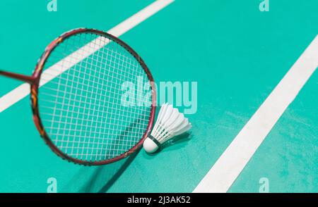 nuovo shuttleock sul campo da gioco di badminton verde Foto Stock