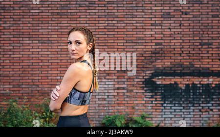 Sportswoman con trecce boxer in posa Foto Stock