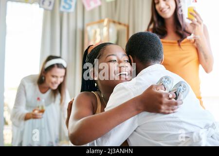 Grazie per la vostra presenza. Sparato di una giovane madre per abbracciarsi il suo amico per un regalo dato al suo acquazzone del bambino. Foto Stock