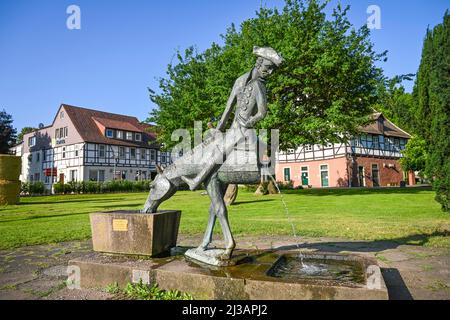 Fontana di Muenchhausen, il Mezza Cavallo, Barone von Muenchhausen, Muenchhausenstadt Bodenwerder, bassa Sassonia, Germania Foto Stock