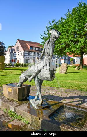 Fontana di Muenchhausen, il Mezza Cavallo, Barone von Muenchhausen, Muenchhausenstadt Bodenwerder, bassa Sassonia, Germania Foto Stock