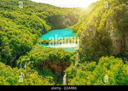 Sole sul panorama del lago di Novakovica Brod nel Parco Nazionale dei Laghi di Plitvice in Croazia. Fiume Korana e Veliki schiaffo. Patrimonio mondiale dell'UNESCO Foto Stock