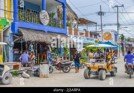 Passeggini, turisti, Golf Buggy, Main Street, Holbox, Isla Holbox, Quintana Roo, Messico Foto Stock