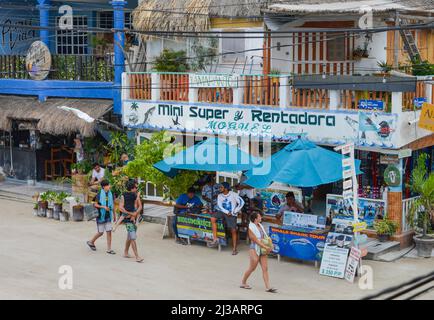 Passeggini, turisti, Main Street, Holbox, Isla Holbox, Quintana Roo, Messico Foto Stock