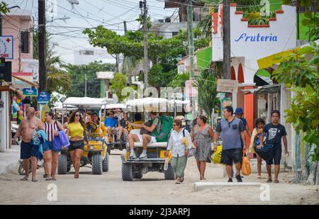 Passeggini, turisti, Golf Buggies, Main Street, Holbox, Isla Holbox, Quintana Roo, Messico Foto Stock