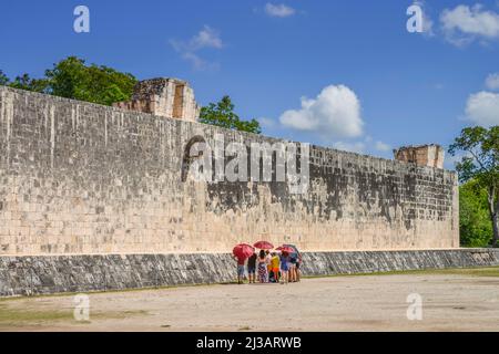 Campo da ballo Gran Juego de Pelota, rovine Maya, Chichen Itza, Yucatan, Messico Foto Stock