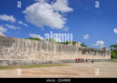 Campo da ballo Gran Juego de Pelota, rovine maya, Chichen Itza, Yucatan, Messico, America Centrale Foto Stock