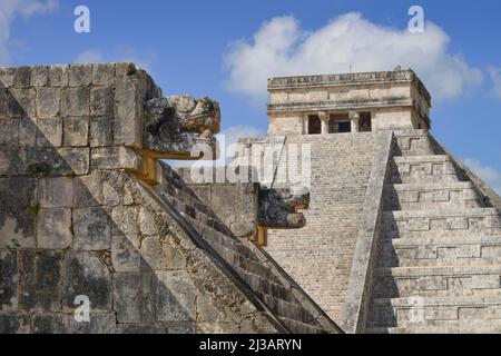 Testa del serpente, piattaforma di Venere Plataforma de Venere, Piramide del Kukulcan El Castillo, rovine Maya, Chichen Itza, Yucatan, Messico Foto Stock