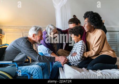 Tre generazioni di felice gruppo multietnico in casa Foto Stock