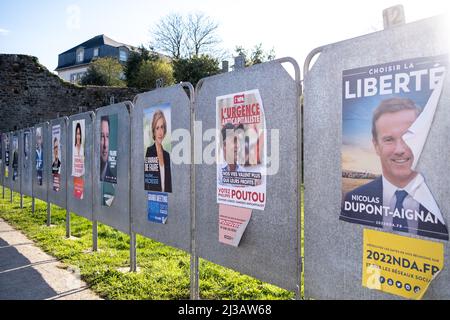 Francia, Bretagna, Dinan il 03/04/2022. Poster ufficiali della campagna presidenziale nel comune di Dinan in Bretagna. Francia, Bretagne, Dinan le 0 Foto Stock