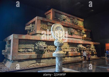 Replica Quetzalcoatl Tempio Teotihuacan, Museo Nazionale Museo Nacional de Antropologia, Città del Messico, Messico Foto Stock
