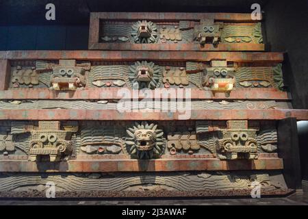 Replica Quetzalcoatl Tempio Teotihuacan, Museo Nazionale Museo Nacional de Antropologia, Città del Messico, Messico Foto Stock