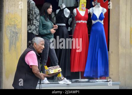 Donna anziana, povertà, strada distributori automatici dolci, Città del Messico, Messico Foto Stock