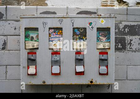 Distributore automatico di vecchie gomme da masticare Foto Stock