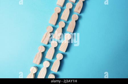 Figure di persone della catena . Riga coda. Il movimento delle persone in una direzione. Risorse umane. Disciplina. Organizzazione sociale, con adesione consolidata per Foto Stock