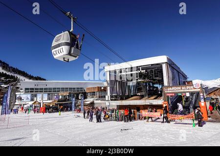 Verdons funivie e Jardin Alpin, Couchevel centro città, dipartimento Savoia, Francia Foto Stock