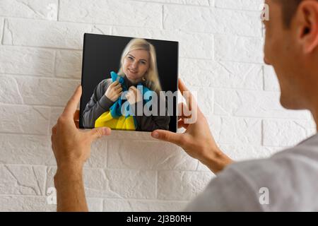 Foto tela persone con la bandiera di Ucraina Foto Stock